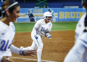 UCLA softball bats catch fire, Bruins roll to super regional win over UCF