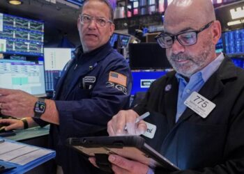 Wall Street keeps rising, even as U.S. households keep getting more discouraged