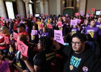 In deal with business leaders, $30 minimum wage for L.A. hotel and airport workers will be delayed