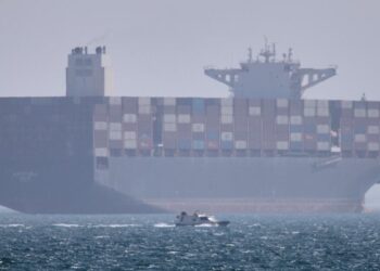 Shipping companies whipsawed by negotiations and risks amid Hormuz standoff