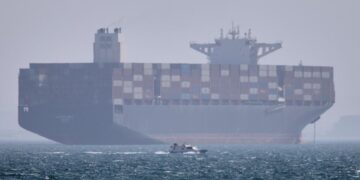 Shipping companies whipsawed by negotiations and risks amid Hormuz standoff