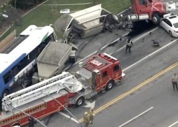 13 people injured, including 1 in critical condition after bus crash in Santa Clarita