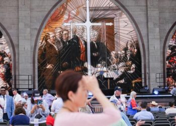 Thousands flock to the National Mall for Trump-backed prayer rally