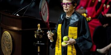 Tennis great Billie Jean King graduates from Cal State L.A. 65 years after enrolling