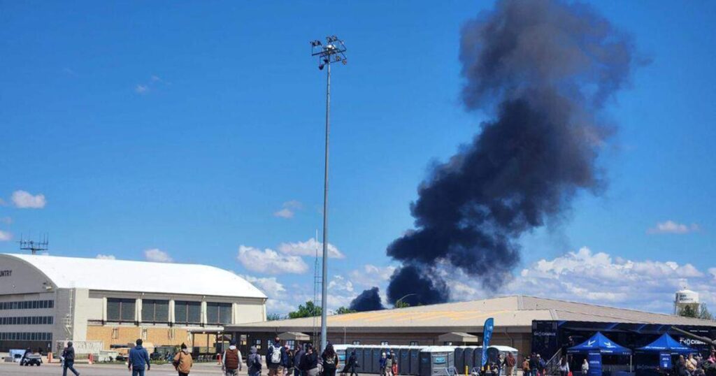 Four crew members eject safely after two Navy jets crash during Idaho air show