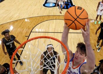 Tallest college basketball player in history transferring to UC Irvine from Florida