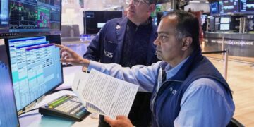 Oil prices rise as the Iran war drags on, but stocks inch to more records