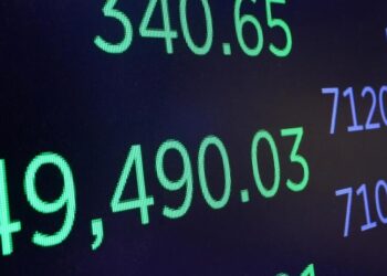 Democrats feud over stock trading as they sharpen anti-corruption case against Trump
