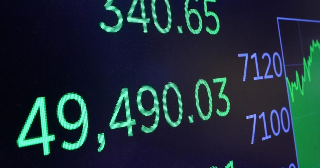 Democrats feud over stock trading as they sharpen anti-corruption case against Trump