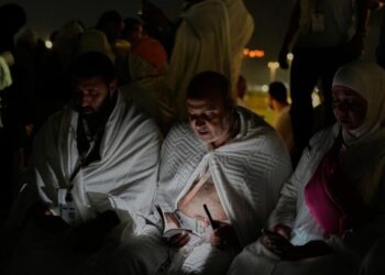Muslim pilgrims converge on Arafat for prayers and worship as Hajj reaches its peak