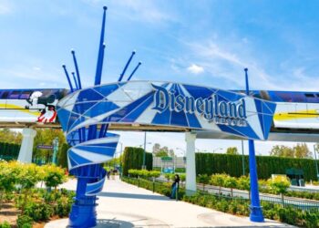 Disney’s theme parks revenue holds steady, despite national economic concerns