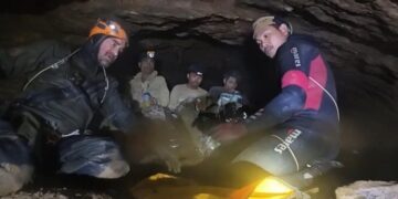 Rescuers free 4 men trapped in a flooded Laos cave; 2 still missing