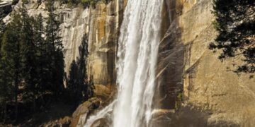 Yosemite ditches reservations, drawing huge crowds in a free-for-all