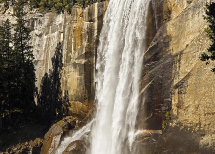 Yosemite ditches reservations, drawing huge crowds in a free-for-all