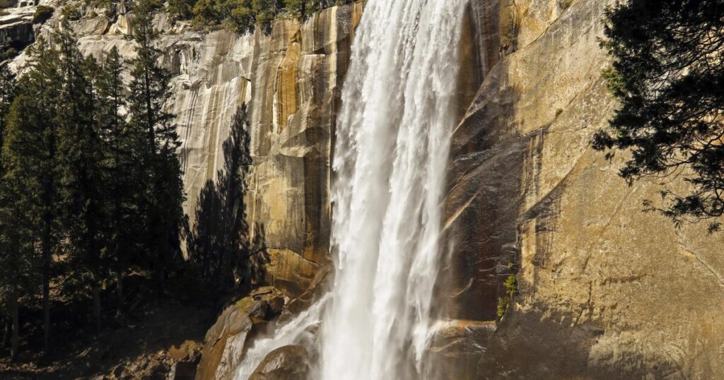 Yosemite ditches reservations, drawing huge crowds in a free-for-all