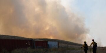 Bain fire injures 4 in Riverside County; civilian drones interfere with firefighting aircraft