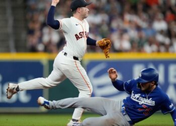 Shohei Ohtani pitches well, but Dodgers offense goes back to sleep in loss to Astros