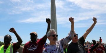 Secret Service says suspect fired weapon on National Mall, bystander injured