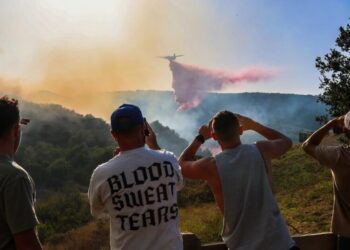 Sandy fire growth stalls overnight, evacuation warnings lifting in Ventura County