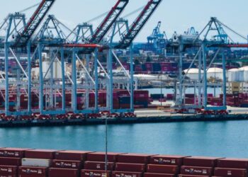 L.A. port traffic rises in April despite trade disruption, higher fuel costs
