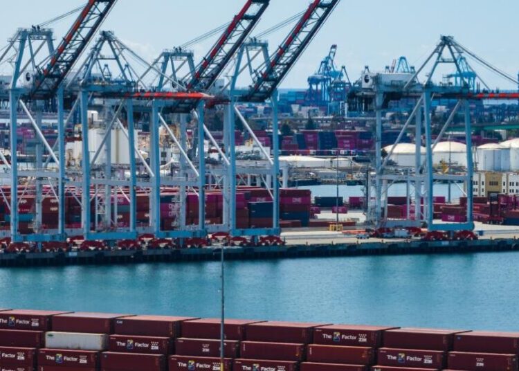 L.A. port traffic rises in April despite trade disruption, higher fuel costs