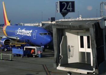 Robot dances at the airport gate, then delays Southwest flight from Oakland to San Diego