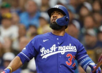 Teoscar Hernández drives in six runs, helps Dodgers rout Brewers