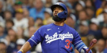 Teoscar Hernández drives in six runs, helps Dodgers rout Brewers
