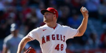 Reid Detmers strikes out 14, Angels score walk-off run on errant throw to sweep Rangers