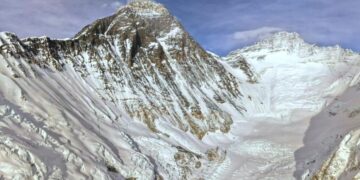 Hundreds of climbers attempting to scale Mt. Everest despite increasing challenges