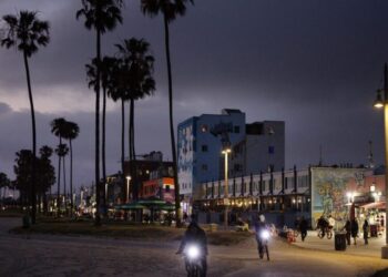 L.A.’s golden streetlights have turned harsh white. Homeowners aren’t happy