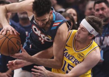 Lakers again falter after halftime in Game 2 loss to the Thunder