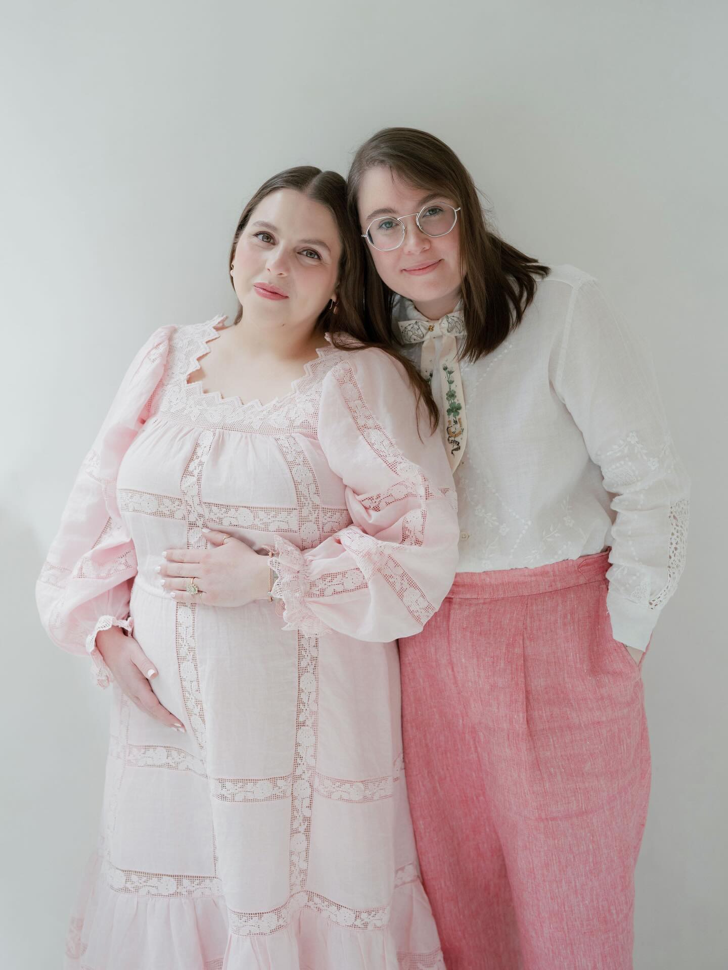 Roberts (seen above with Feldstein) wore a white shirt and pink pants in the pregnancy announcement photos 