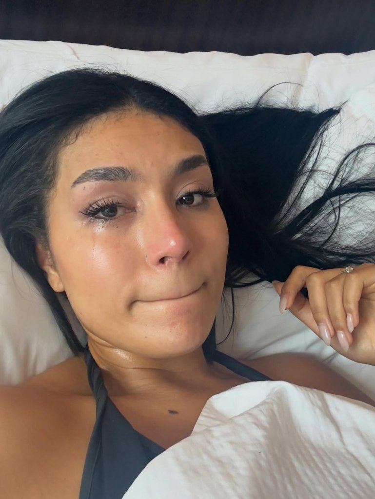 Thais Ramone crying in bed.