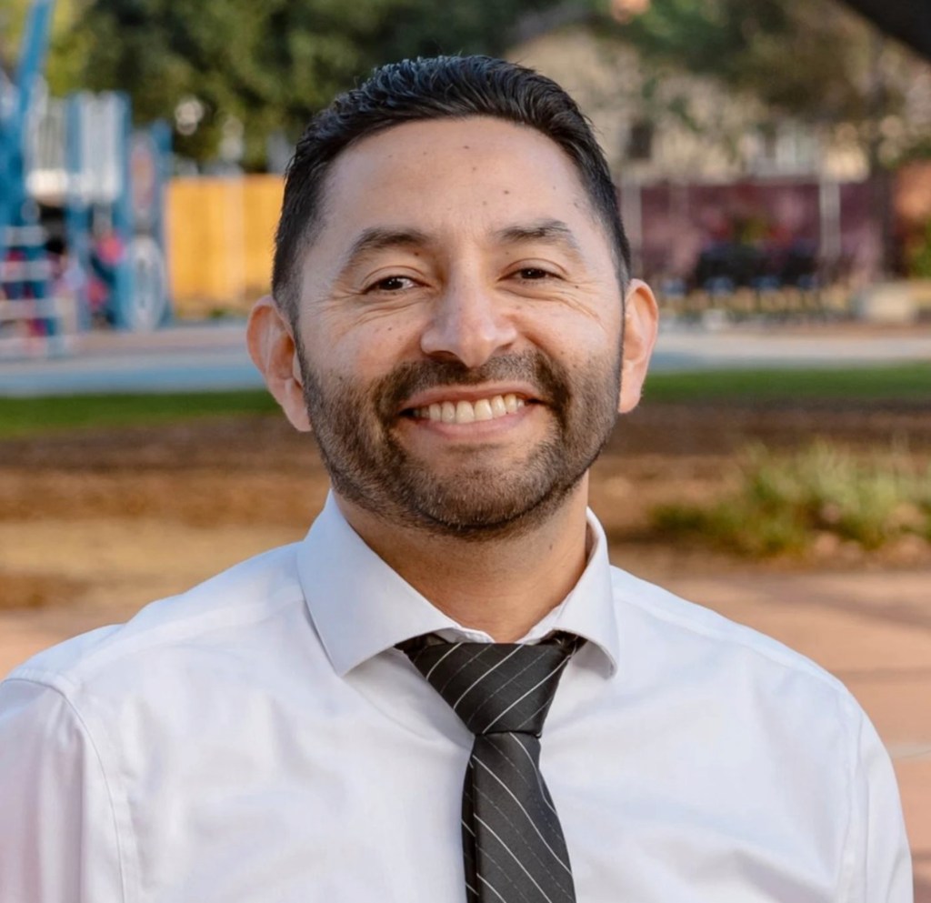 Headshot of Ricardo Valencia smiling.