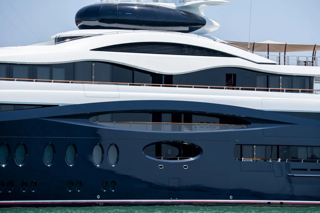 The yacht 