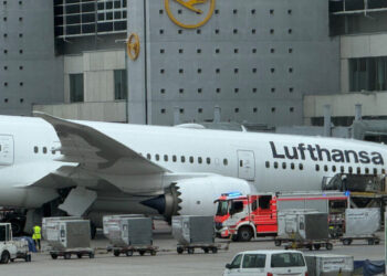 Nose Gear on Boeing 787-9 Dreamliner Collapses, Injuring Several Workers