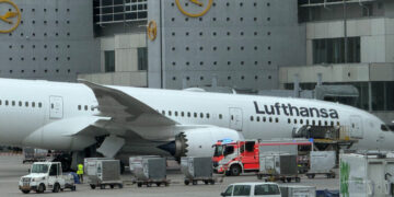 Nose Gear on Boeing 787-9 Dreamliner Collapses, Injuring Several Workers