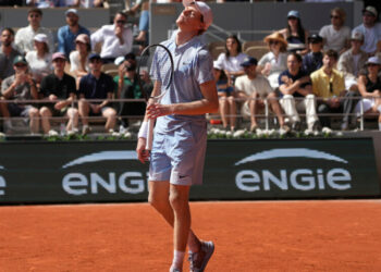 Tennis Giants Tumble