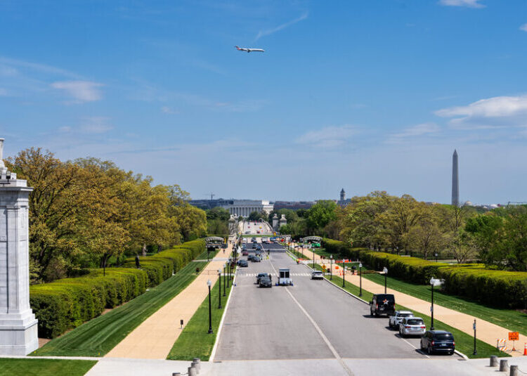 Trump Arch Will Need Red Lights, F.A.A. Says