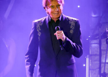 Barry Manilow Can’t Smile Without Fans’ Help on This Song