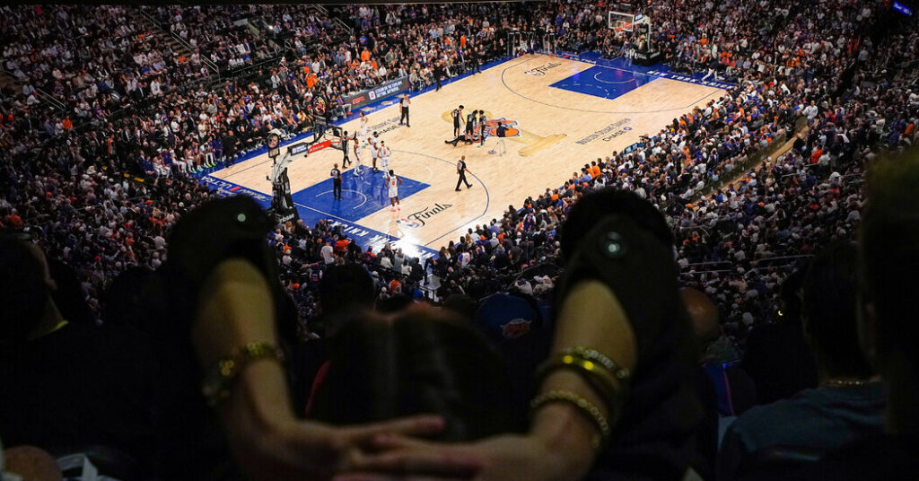 Night With the Knicks: Rancor, Jubilation and an Unusual Loss