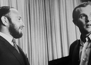 Ernest Chambers, ‘Smothers Brothers’ TV Show Producer, Dies at 97