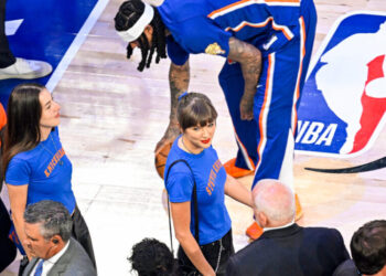 Taylor Swift Appears at Knicks Game With Haim Sisters