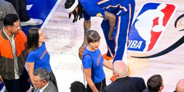 Taylor Swift Appears at Knicks Game With Haim Sisters