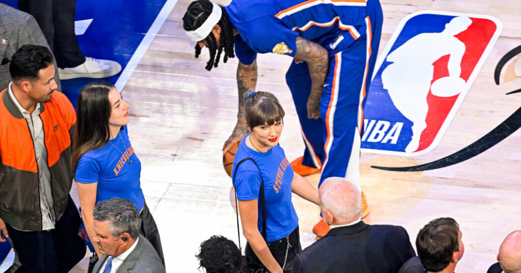 Taylor Swift Appears at Knicks Game With Haim Sisters
