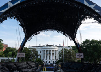 ‘Vegas’ on the South Lawn: Trump Unveils the U.F.C. ‘Claw’