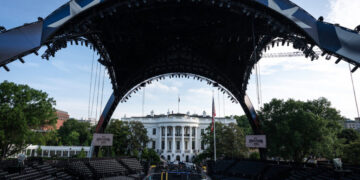 ‘Vegas’ on the South Lawn: Trump Unveils the U.F.C. ‘Claw’