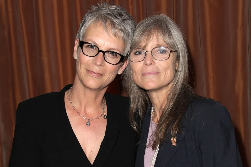 Jamie Lee Curtis and Kelly Lee Curtis smiling at an event.