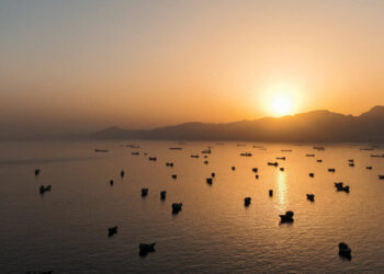 Ships Stranded by War Face Costly Dilemma: Wait It Out or Risk Attack
